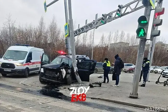 В Екатеринбурге внедорожник столкнулся со столбом на высокой скорости — фотография.