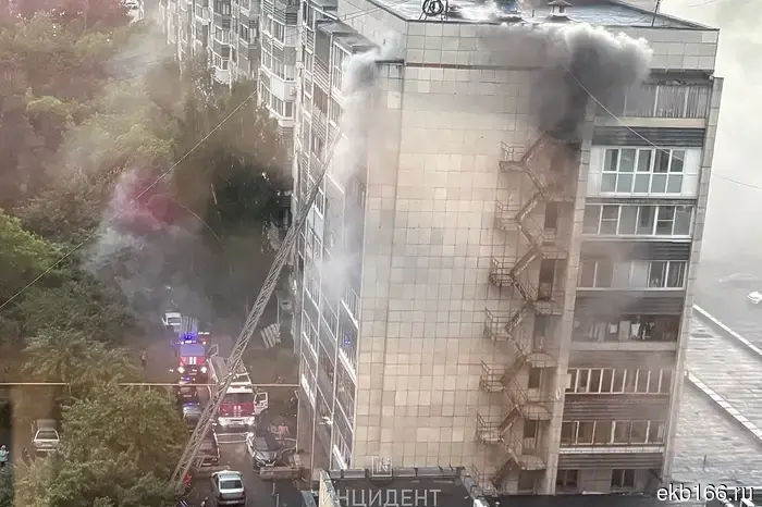 В девятиэтажном доме на улице Шаумяна возник пожар в квартире.