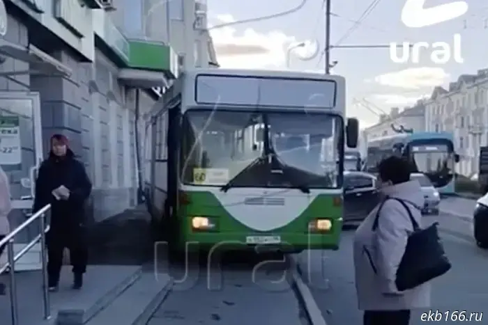 В Екатеринбурге автобусный водитель нашел способ обойти пробки, однако не всем это пришло по душе.