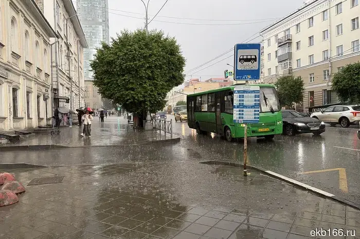 Bus drivers continue to violate traffic rules in Yekaterinburg.