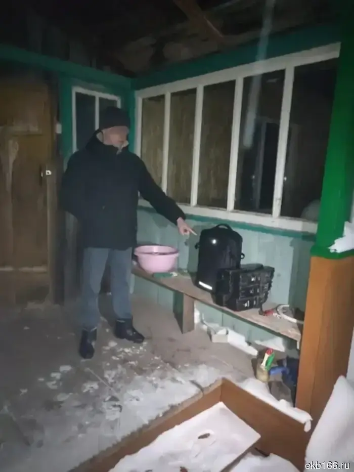 Гора запчастей для грузовых вагонов «прилипла» к рукам работника железной дороги в Свердловской области. ФОТО