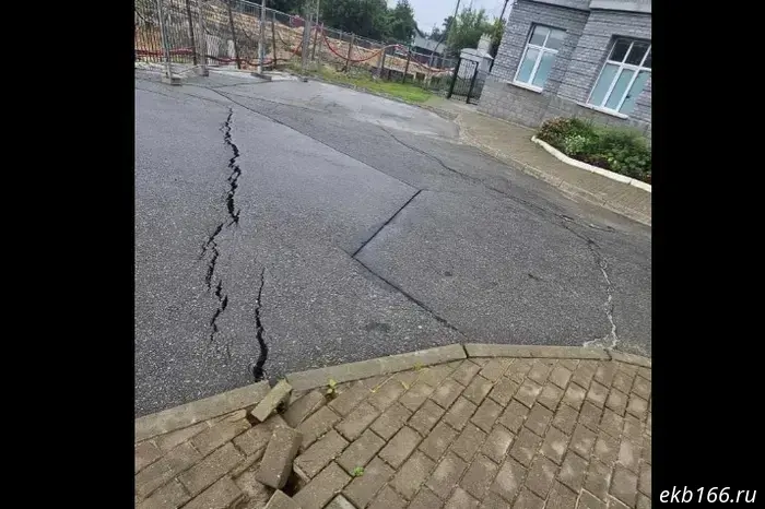 В Екатеринбурге в дворе многоэтажного дома появились глубокие трещины из-за строительных работ в соседнем районе.