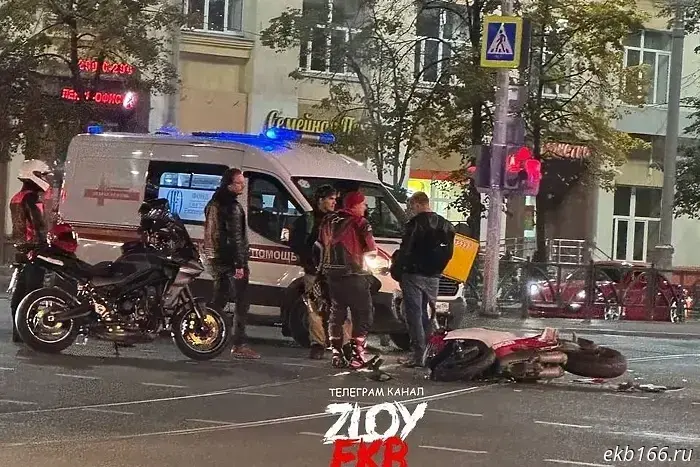 В центре Екатеринбурга пенсионер, управляющий иномаркой, наехал на мотоцикл с двумя пассажирами.