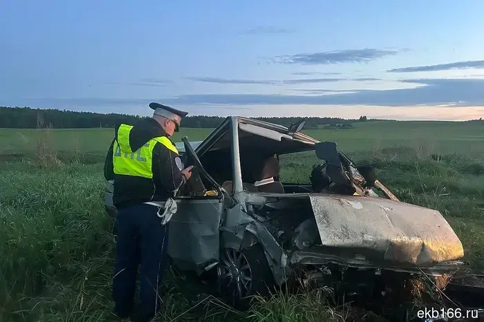 В Свердловской области два молодых человека погибли, выбросившись из автомобиля на высокой скорости.