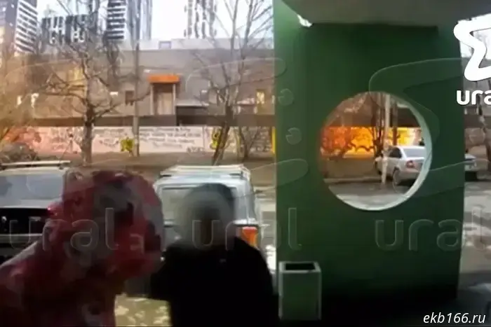 Подросток с неправильными наклонностями пытался соблазнить маленькую девочку в Екатеринбурге.