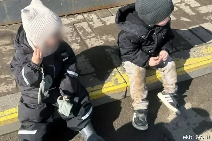На Эльмаше, на улице, были найдены двое малышей примерно двух лет без взрослых.
