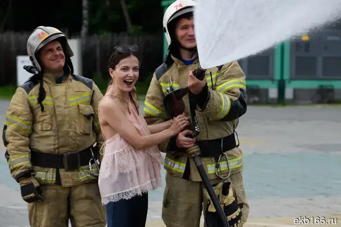 Firefighters suddenly set up a downpour on a hot day for the residents of Yekaterinburg.