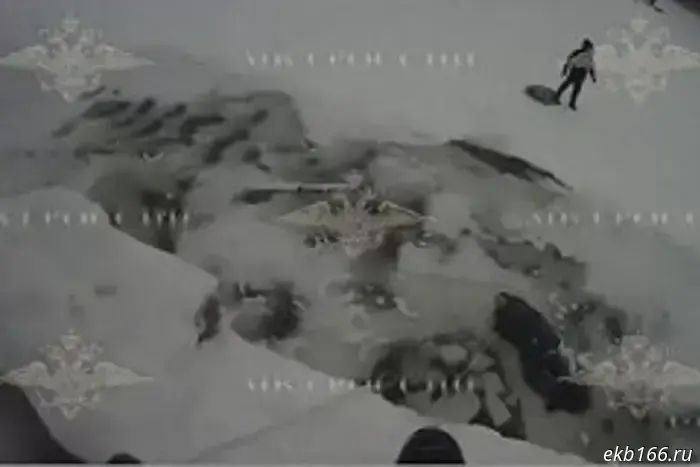 «Спасли одного». Снегоход с двумя пассажирами ушел под лед в Свердловской области.