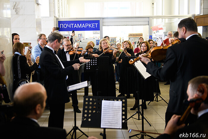 Musicians suddenly arrived at the Main Post Office and staged a large concert (PHOTO)