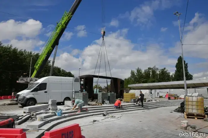 A giant tram has been brought to the center of Yekaterinburg and is being installed next to the tracks.