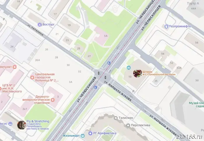 В Екатеринбурге навигатор ошибся с правилами дорожного движения на ключевом перекрестке в центре города.