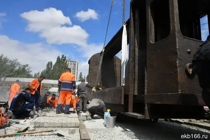 A giant tram has been brought to the center of Yekaterinburg and is being installed next to the tracks.