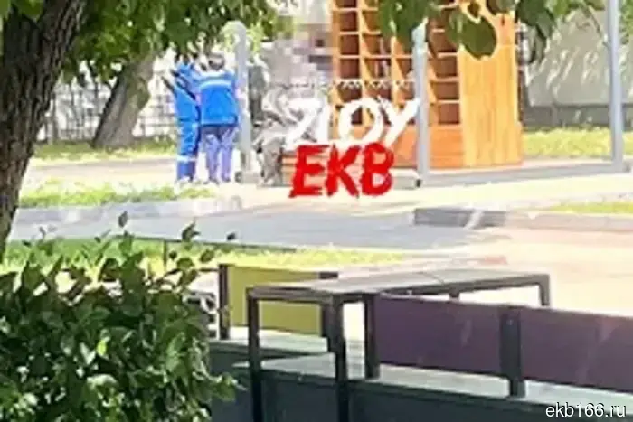 Тело было найдено на улице в Екатеринбурге под окнами жилого дома.