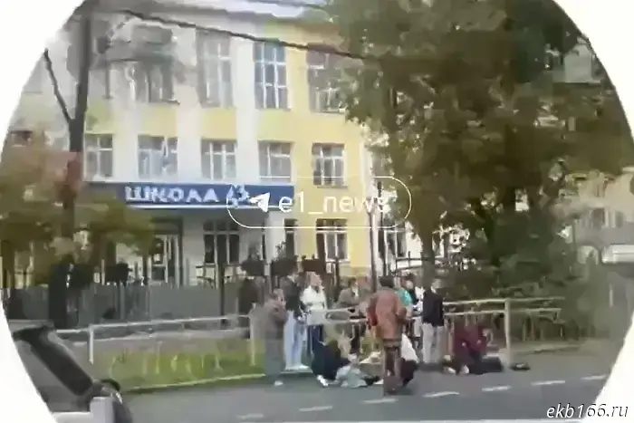 Такси наехало на женщину с ребенком в Втузгородке рядом со школой.