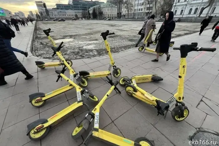 Medics saved a young resident of Yekaterinburg who had a crash on an electric scooter.