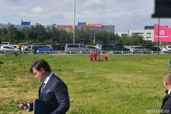 В Екатеринбурге гостей попросили покинуть выставку «Иннопром». Теперь они не могут вернуться в город.