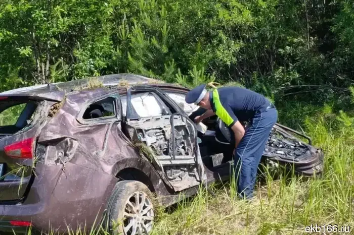 Three people died in a collision while overtaking near the Sverdlovsk settlement of Pelym.