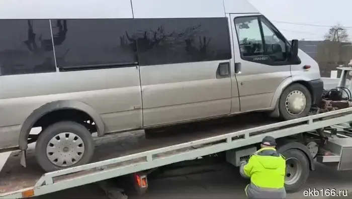 В Екатеринбурге был остановлен автобус, за рулем которого находился водитель без прав.