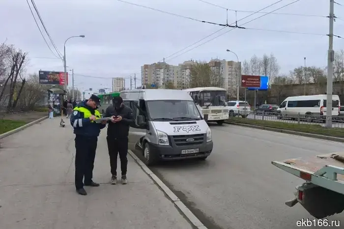 В Екатеринбурге был остановлен автобус, за рулем которого находился водитель без прав.