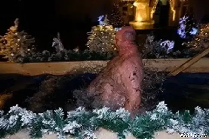A Ural Federal University student from Ecuador showed a "matryoshka" during Epiphany bathing.