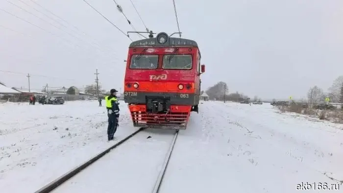 Chery Tiggo с двумя пассажирами столкнулся с поездом на железнодорожном переезде в Свердловской области.