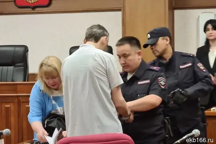 Концертмейстера хоровой школы Екатеринбурга приговорили к колонии за сексуальное насилие над учениками.