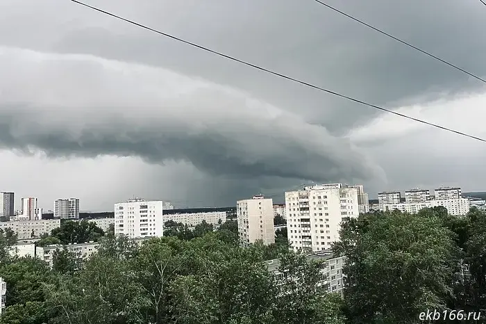 The Ministry of Emergency Situations warned Sverdlovsk residents about the arrival of thunderstorms and squally winds.