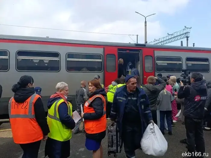 Следственные органы выяснили, произошел ли сход с рельсов поезда, в котором находились молодые уральцы, в результате диверсии.