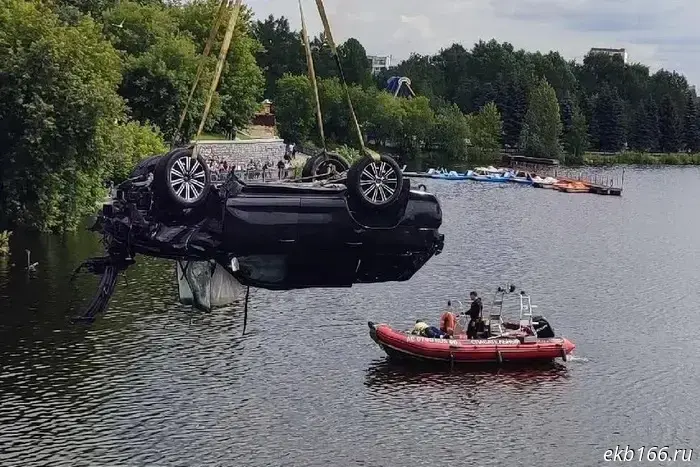 Автоэксперты объяснили, имели ли погибшие в ужасной аварии на Lexus шанс на выживание.