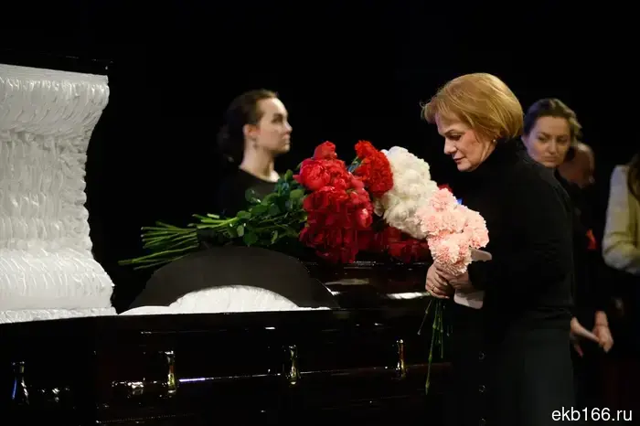 At the farewell to Gorenburg, former governor Yevgeny Kuivashev was noticed.