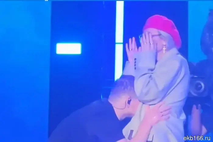 The singer Niletto organized a gender party on stage at the RMK festival for his friend and his pregnant wife.