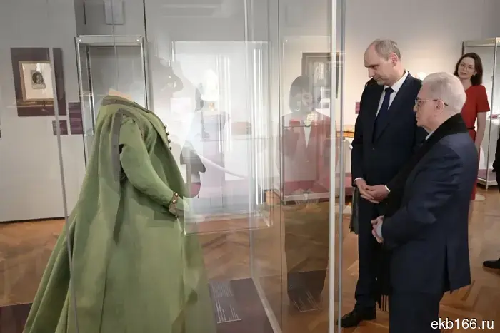 К вещам Екатерины доставил Михаил Пиотровский, директор Государственного Эрмитажа, который прибыл в Екатеринбург.