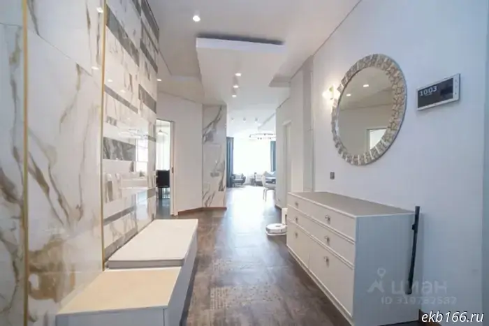 В Екатеринбурге владелец черной иномарки напал на подростка, его маму и бабушку. Инцидент произошел на улице Бебеля, 156, после того как парень прикоснулся пальцем к багажнику машины. 

На видео с домофона видно, как подросток подходит к автомобилю и протягивает к нему руку. Хозяин выходит из машины и интересуется, зачем он трогает машину. В защиту подростка вступает его бабушка, а сам парень уходит в салон автомобиля. Она начинает утверждать, что к автомобилю не прикасались. 

Тем не менее, вскоре владелец иномарки возвращается и указывает на отпечаток пальца на кузове. Он вытаскивает подростка из машины, между ними начинаются взаимные оскорбления, которые перерастают в драку. 

Владелец иномарки, к которой прикоснулись, отталкивает бабушку. Подросток распыляет ему в лицо перцовый баллончик, после чего тот набрасывается на него, сбивает на землю, пинает и наносит удары кулаками, сообщает E1.RU. 

В пресс-группе УМВД Екатеринбурга заявили, что проводится проверка по данному инциденту. Ранее на Вторчермете подростка ошибочно приняли за зацепера и сломали ему челюсть.