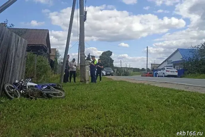 A Sverdlovsk resident without a license decided to ride a bike with a child, crashed into a pole, and died.