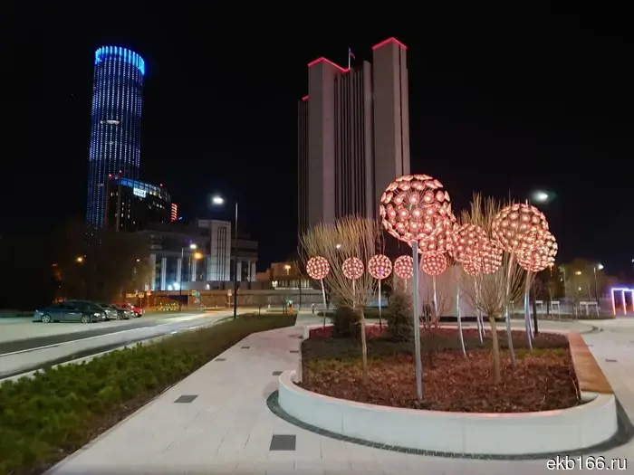A new park with giant dandelions has appeared in Yekaterinburg.