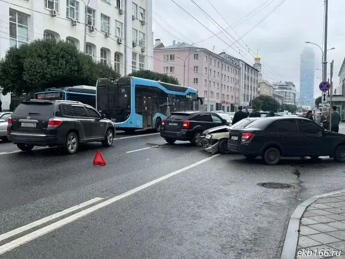 На улице Малышева произошла массовая авария: столкнулись пять автомобилей — фото.