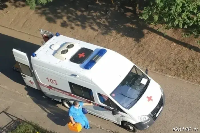 В Екатеринбурге трехлетний ребенок упал с шестого этажа.