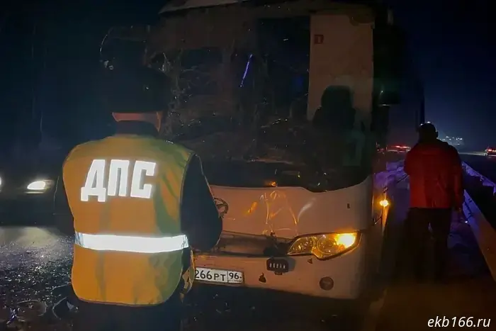 На свердловской трассе автобус, в котором находились пассажиры, столкнулся с грузовиком.