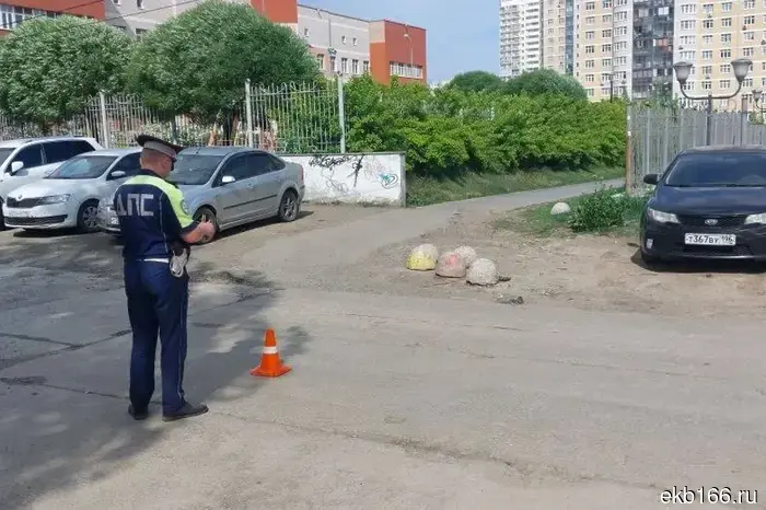 В Екатеринбурге подросток на самокате сбил малыша.
