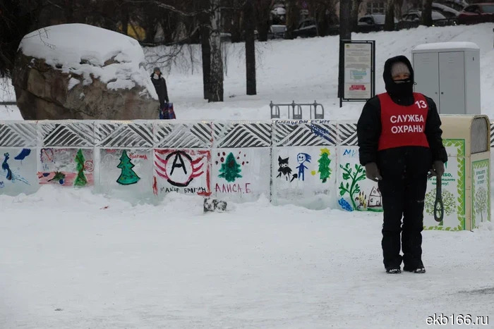 «Они снова лезут!» В Екатеринбурге проходит последний штурм ледяного городка (ФОТО)