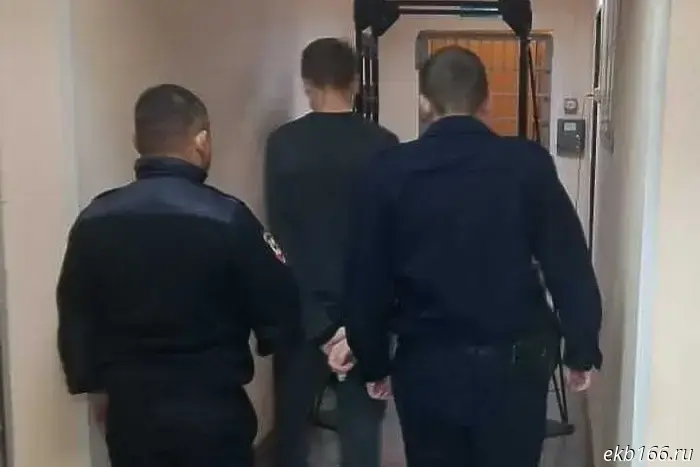 Law enforcement reported the detention of a man convicted of raping a schoolgirl.