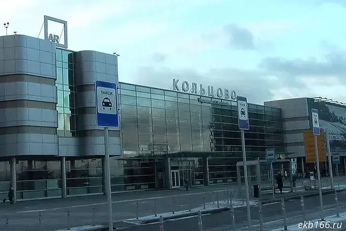 Тысячи жителей Свердловской области не могут выехать за границу.