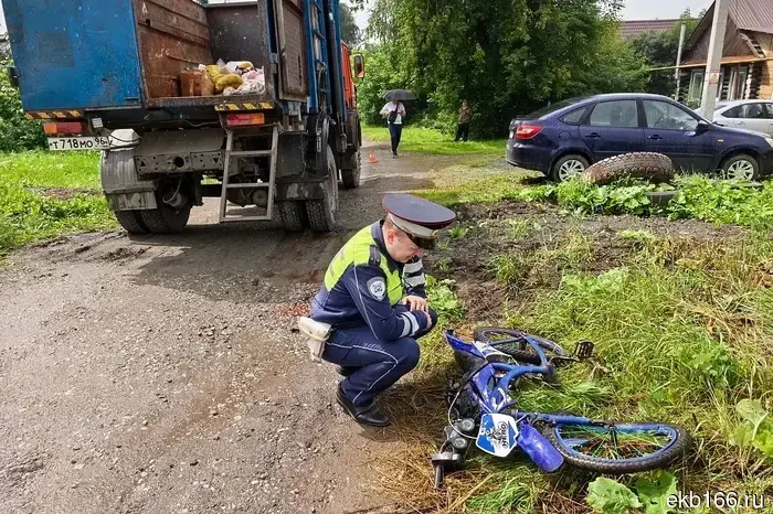 В Нижнем Тагиле грузовик для сбора мусора сбил 4-летнюю девочку, которая упала с велосипеда.