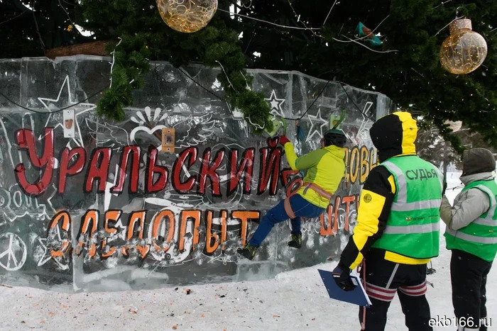 «Они снова лезут!» В Екатеринбурге проходит последний штурм ледяного городка (ФОТО)