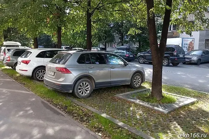 The Yekaterinburg mayor's office unofficially praised those who parked on the lawn.