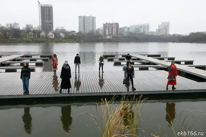 In the center of Yekaterinburg, girls suddenly turned a pier into a runway.