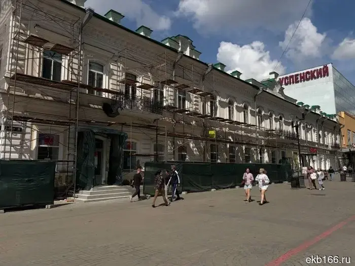 The buildings on Vainer were draped with fabric and scaffolding was erected.