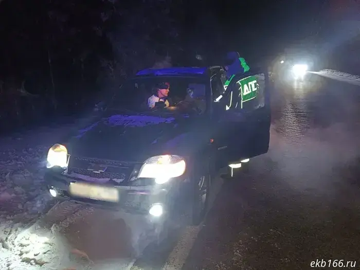 Сотрудники полиции помогли семье, чей автомобиль сломался на Серовском тракте.
