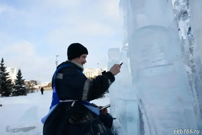 В Екатеринбурге накануне Рождества открывается новая площадка с ледяными скульптурами.