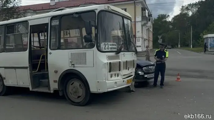 В Свердловской области автобус с людьми попал в аварию.